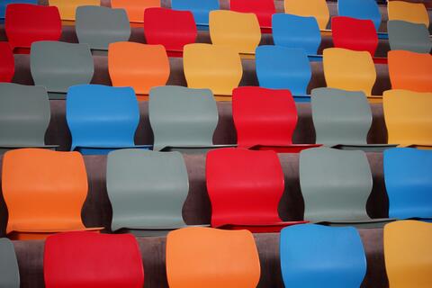Rangées de chaises colorées
